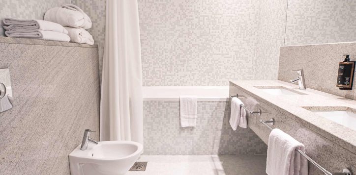 junior-suite-bathroom-1-2