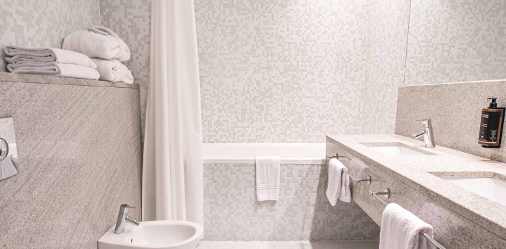 junior-suite-bathroom