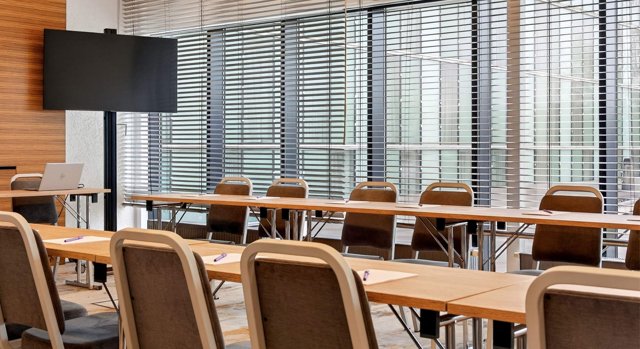 La Rive seminariruum U-kujulise paigutusega Mercure Tallinnas