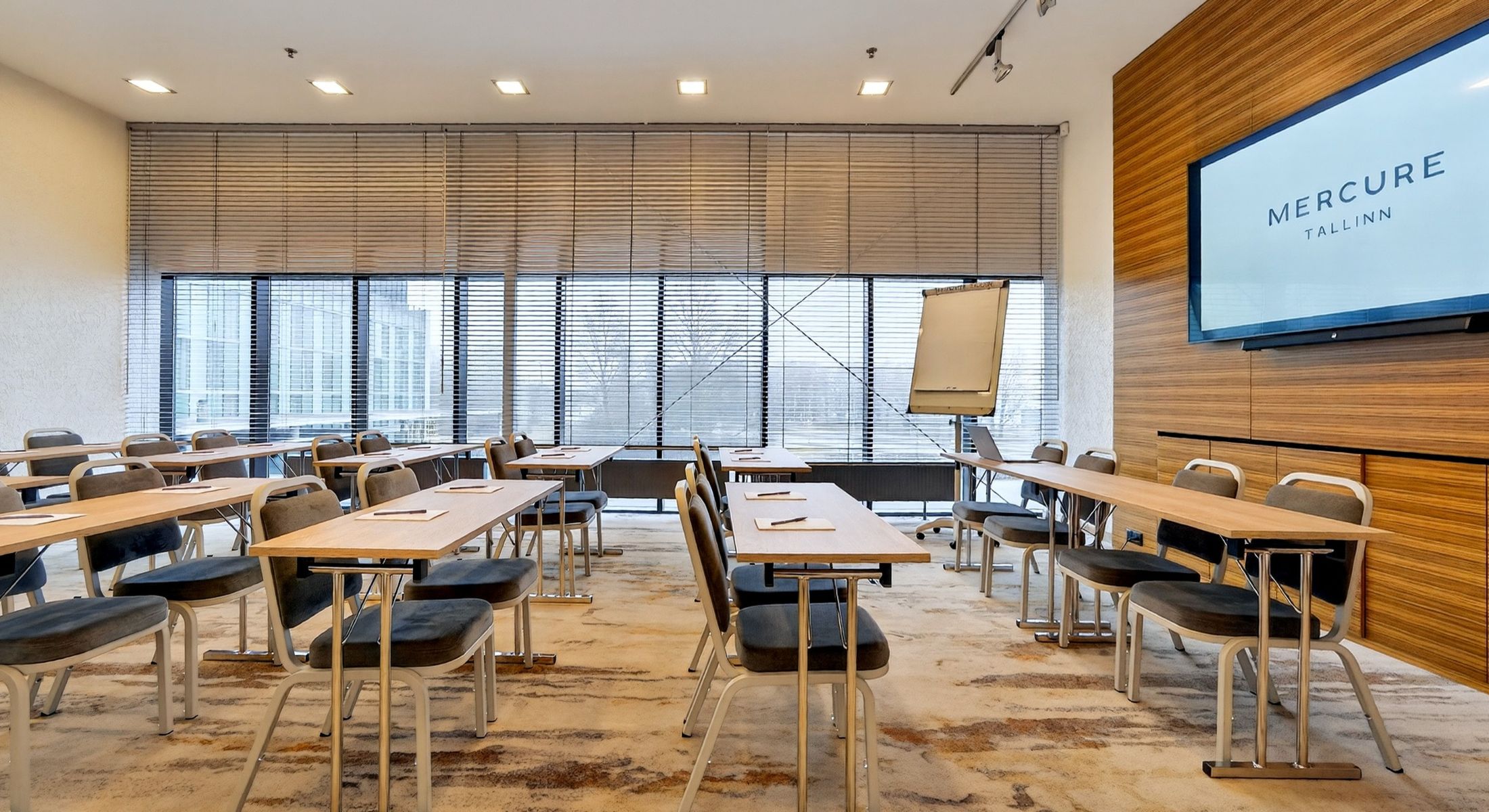 Le Rivage seminariruum klassiruumi paigutuses Mercure Tallinnas